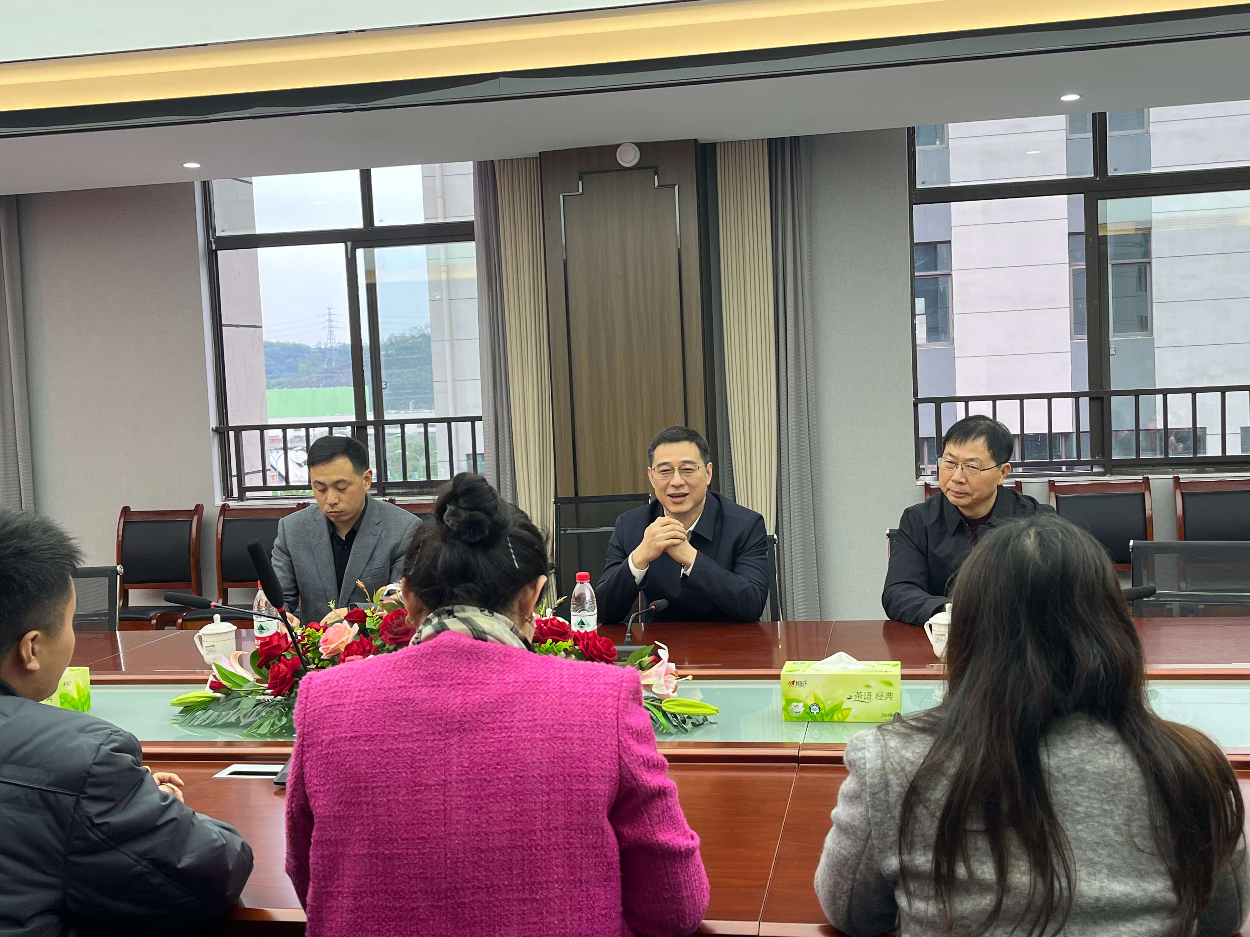 熱烈歡迎江西省進(jìn)賢縣領(lǐng)導(dǎo)蒞臨指導(dǎo)重慶市宏冠醫(yī)療設(shè)備有限公司國(guó)際生物城基地